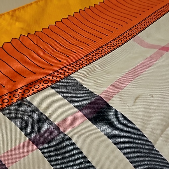 Burberry Scarf . - Picture 11 of 16